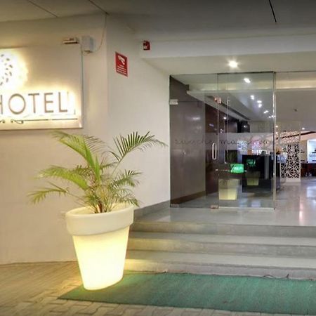 K10 Hotel Vadodara Bagian luar foto