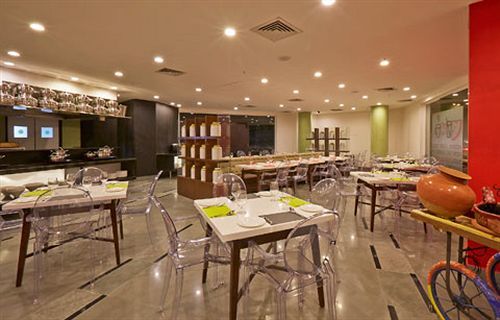 K10 Hotel Vadodara Bagian luar foto