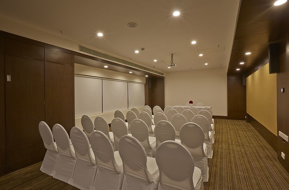 K10 Hotel Vadodara Bagian luar foto