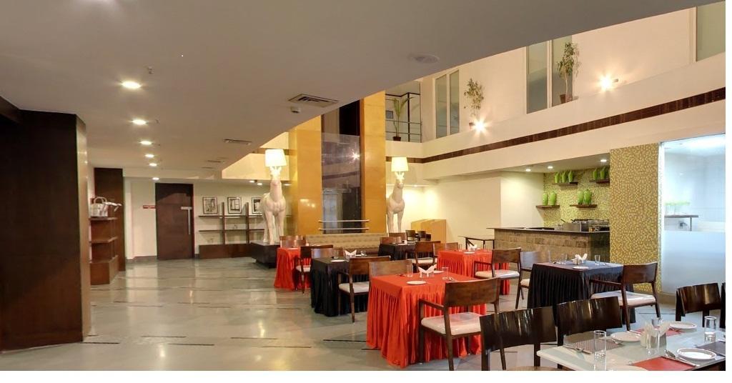 K10 Hotel Vadodara Bagian luar foto