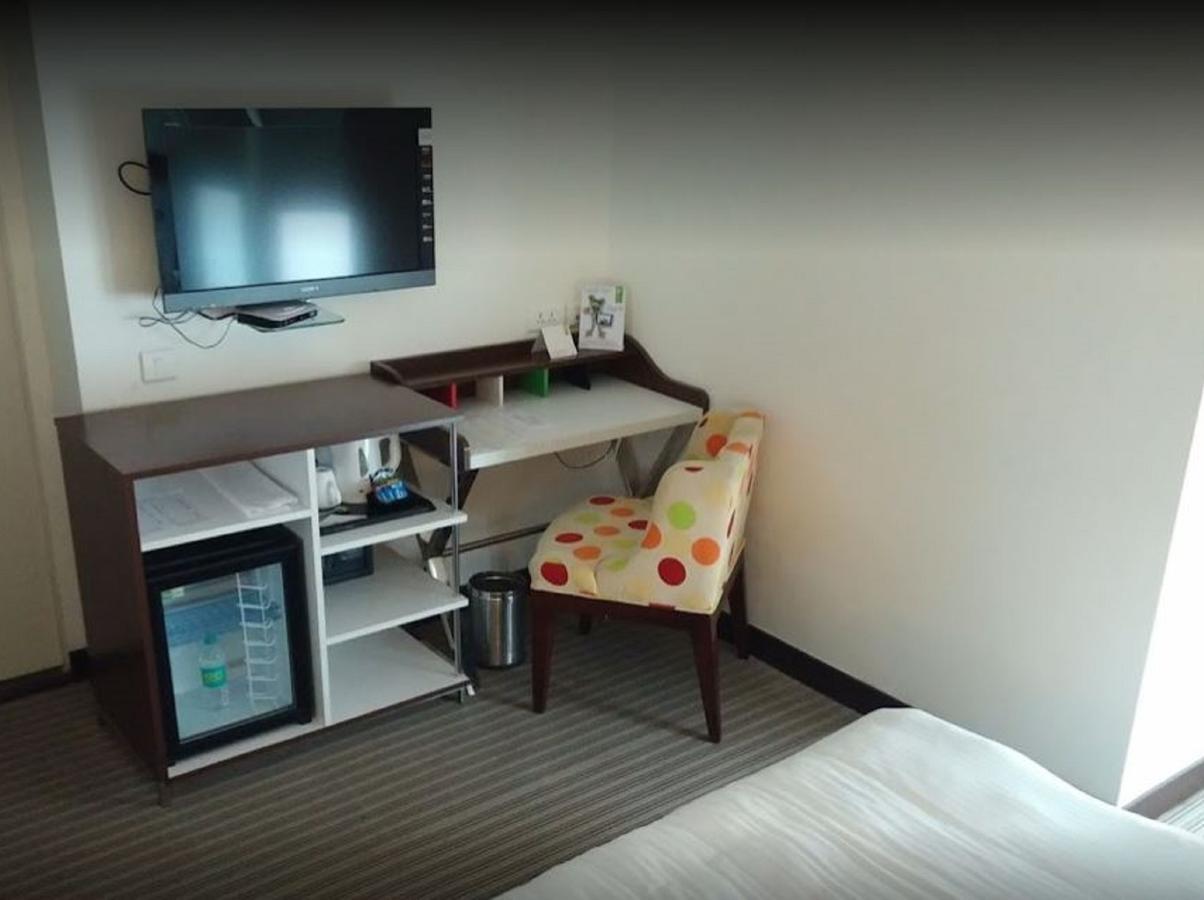K10 Hotel Vadodara Bagian luar foto