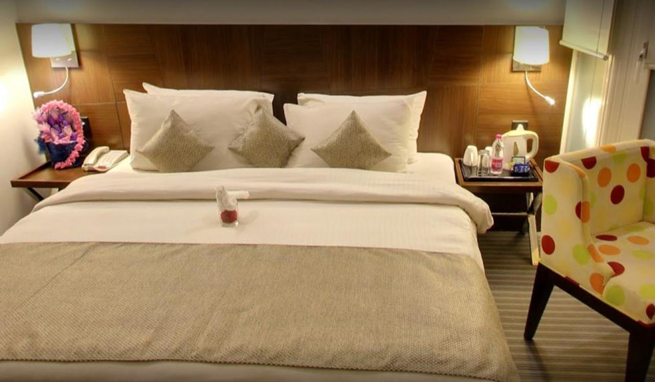 K10 Hotel Vadodara Bagian luar foto